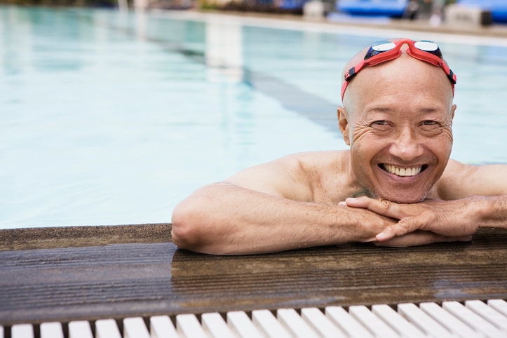 Hombre sonriendo en una piscina