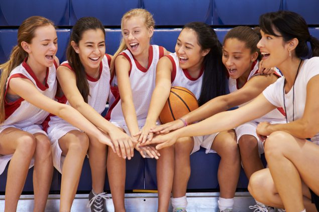 Un equipo de baloncesto femenino que está feliz
