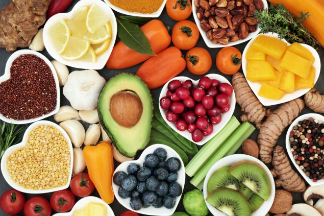 Variedad de frutas, verduras y granos que son buenas fuentes de fibra.