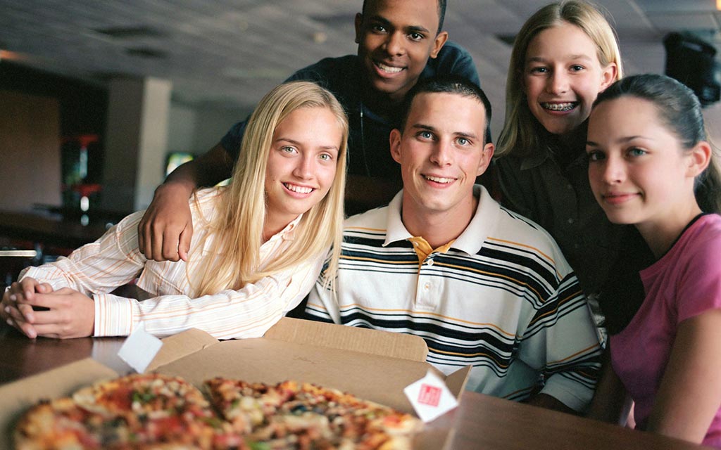Students eating pizza.