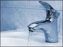 El agua que es segura para beber, cocinar y la higiene personal es la que está embotellada, hervida o tratada.