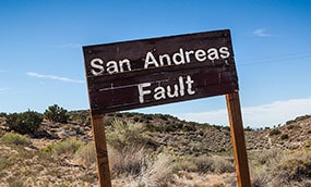 Signo de la falla de San Andreas en el desierto