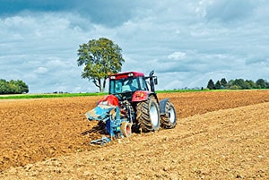 Foto de un tractor en un campo de trigo