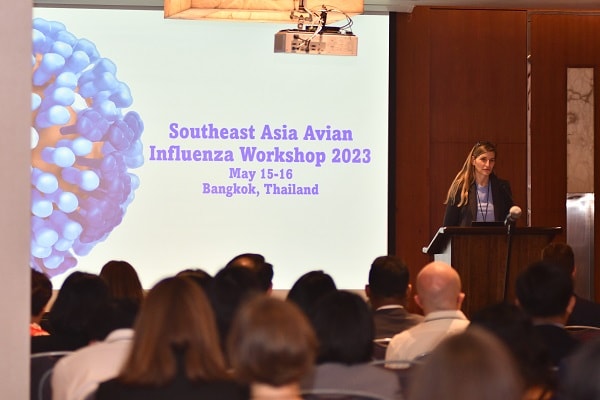 La Dra. Vivien Dugan, directora de la División de Influenza de los CDC, hablando en el taller sobre influenza aviar realizado en Bangkok