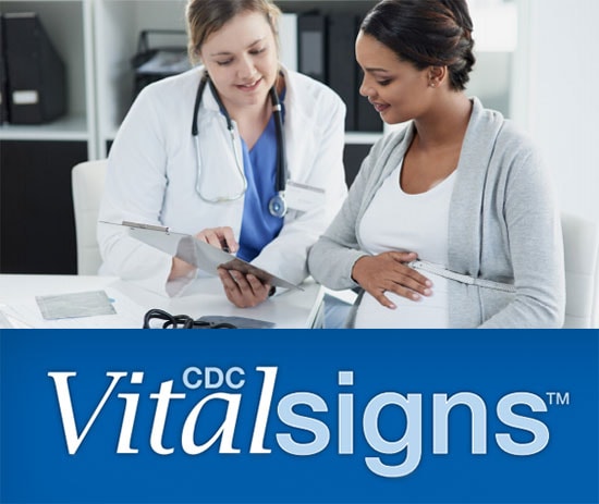 vital signs de los cdc: mujer embarazada mirando un sujetapapeles junto con un personal de atención médica