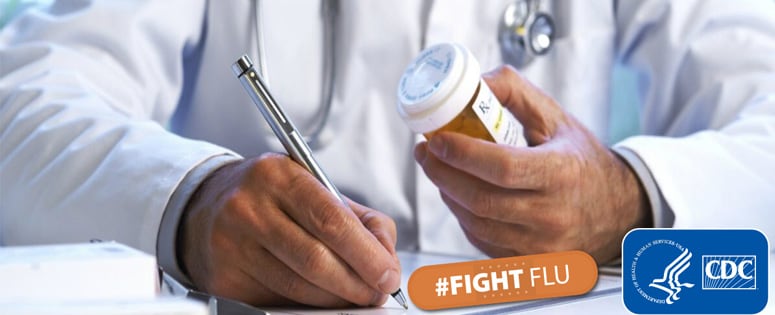 profesional de la salud con un frasco de medicamento recetado en la mano, escribiendo y el logo de los CDC más el hashtag #CombateLaInfluenza