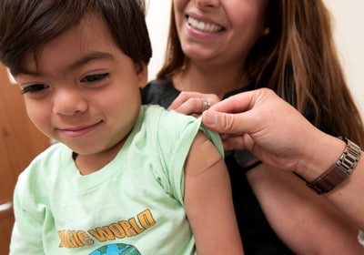 Niño recibiendo la vacuna contra la influenza.