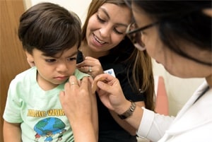 Foto de un niño recibiendo la vacuna
