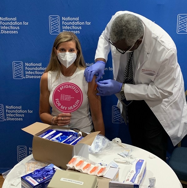 La Directora en funciones de la División de Influenza de los CDC, Dra. Vivien Dugan, recibe su vacuna anual contra la influenza.