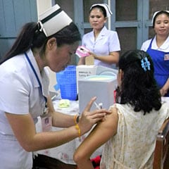 Mujeres embarazadas reciben la vacuna en el Hospital materno-infantil de Vientián, Laos.
