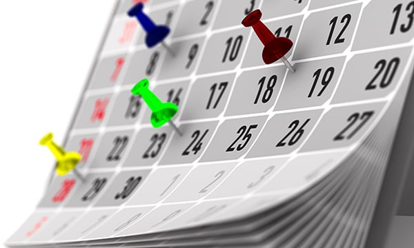 Un calendario con sujetadores que señalan eventos importantes