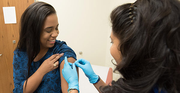 una mujer vacunándose