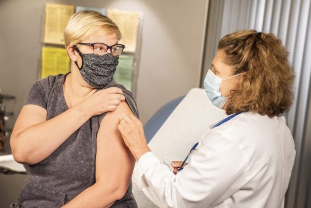 Paciente recibiendo la vacuna contra la influenza