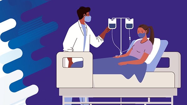 Proveedor de atención médica mirando una bolsa intravenosa con un paciente en una cama.