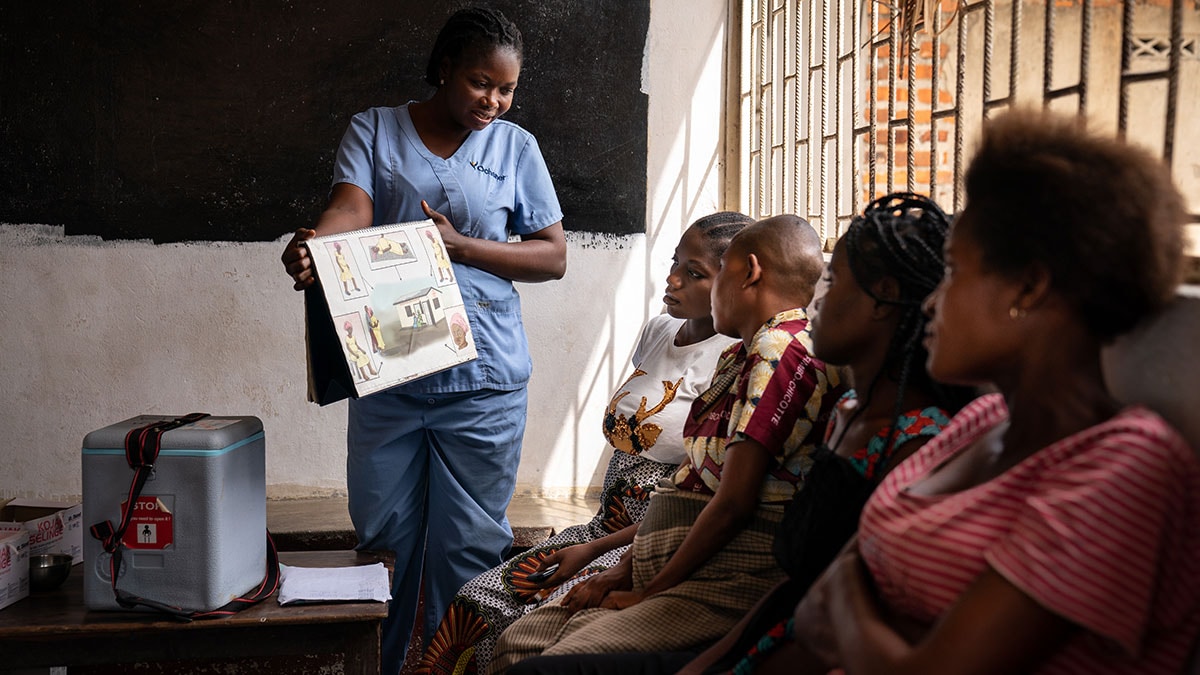 A nurse gives a presentation to a group of pregnant women.