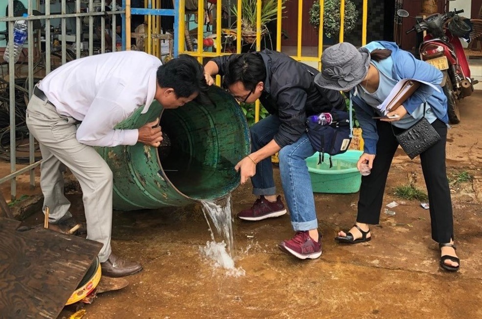 FETP Fellow Trang Tran (far right) and virology technician Quan Le (center) from the Tay Nguyen Institute of Hygiene and Epidemiology, with Thai Mai (far left) from the Thang Hung Health commune station, check for mosquitoes during an investigation of a dengue outbreak in Vietnam’s Central Highlands. Photo: Lý Thị Thùy Trang