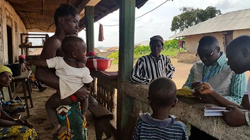 A Sierra Leone FETP trainee investigates a case of acute flaccid paralysis to help monitor for polio.