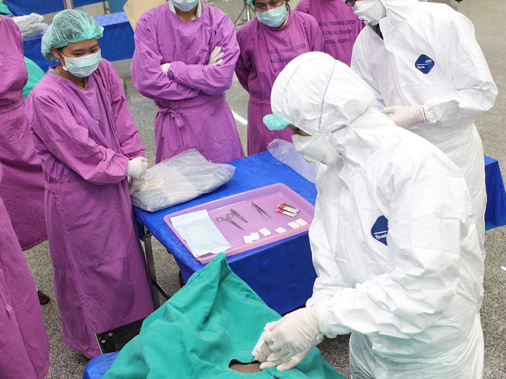 Pathologists performing a biopsy to validate guidelines as part of enhancing surveillance on severe pneumonia in Thailand. Photo: Nilubon Sirisophon, CDC Thailand