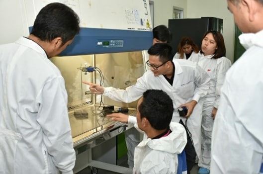 DGHP Thailand biosafety officer demonstrates biosafety cabinet air flow patterns for laboratory technicians and veterinarians at the Thai National Institute of Animal Health in Bangkok, Thailand (2017).