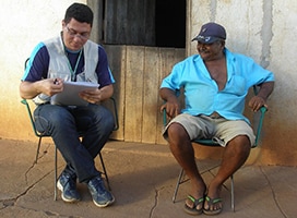 An epidemiologist interviews a man in Brazil.