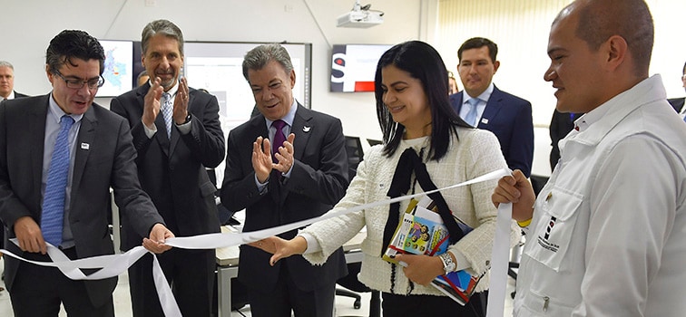 Colombian President Juan Manuel Santos and INS Director Martha Ospina celebrate the official opening of the PHEOC in INS.