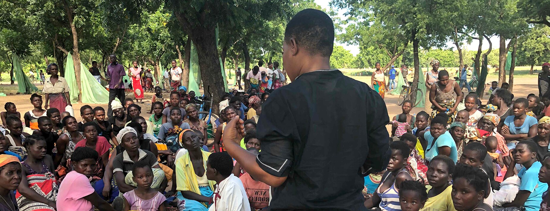 After Cyclone Idai, a community hygiene promoter educates displaced people in Malawi about cholera prevention.