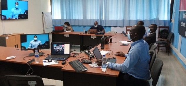 Cote d’Ivoire health care professionals deliver online rapid response training to incoming responders.