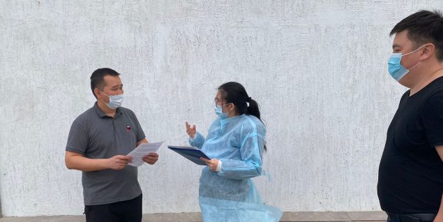 Dr. Taubayeva interviews a worker from a control group about compliance with COVID-19 prevention measures at a shift camp in Kazakhstan.