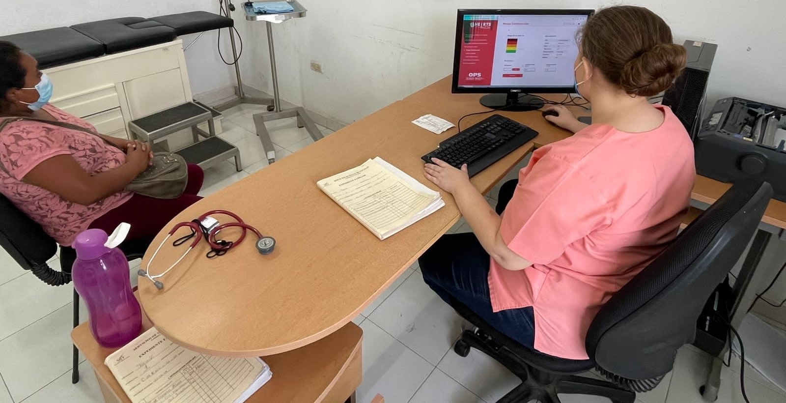 Dr. Lizbeth Briceño using the new Risk Calculator App to counsel a patient at the clinic