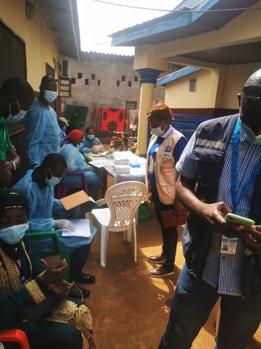 FETP residents conduct COVID-19 vaccination activities in Conakry, the capital of Guinea in 2021.
