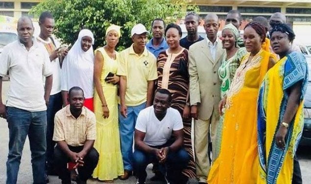 Un consultor de STOP posa con un grupo de trabajadores sanitarios de la comunidad en Guinea.