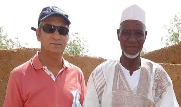Um consultor do STOP posa com um líder comunitário tradicional na Nigéria.