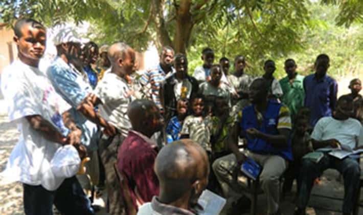 Staff from the DRC Ministry of Health sensitizes community members regarding polio and vaccination in Ankoro Zone de Santé, Katanga Province, a zone with communities who have a history of refusing vaccination for their children.