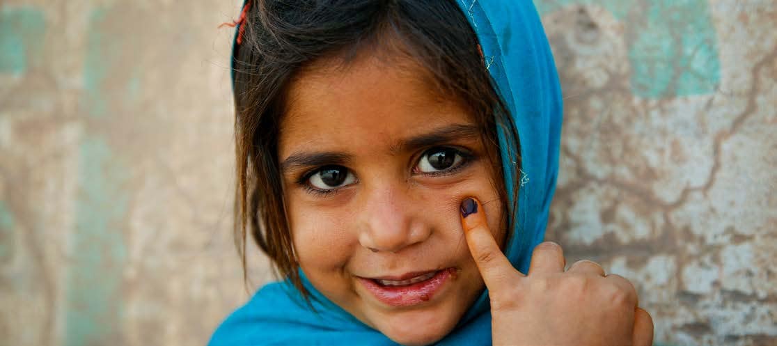 A girl’s marked fnger shows she has been vaccinated for polio.