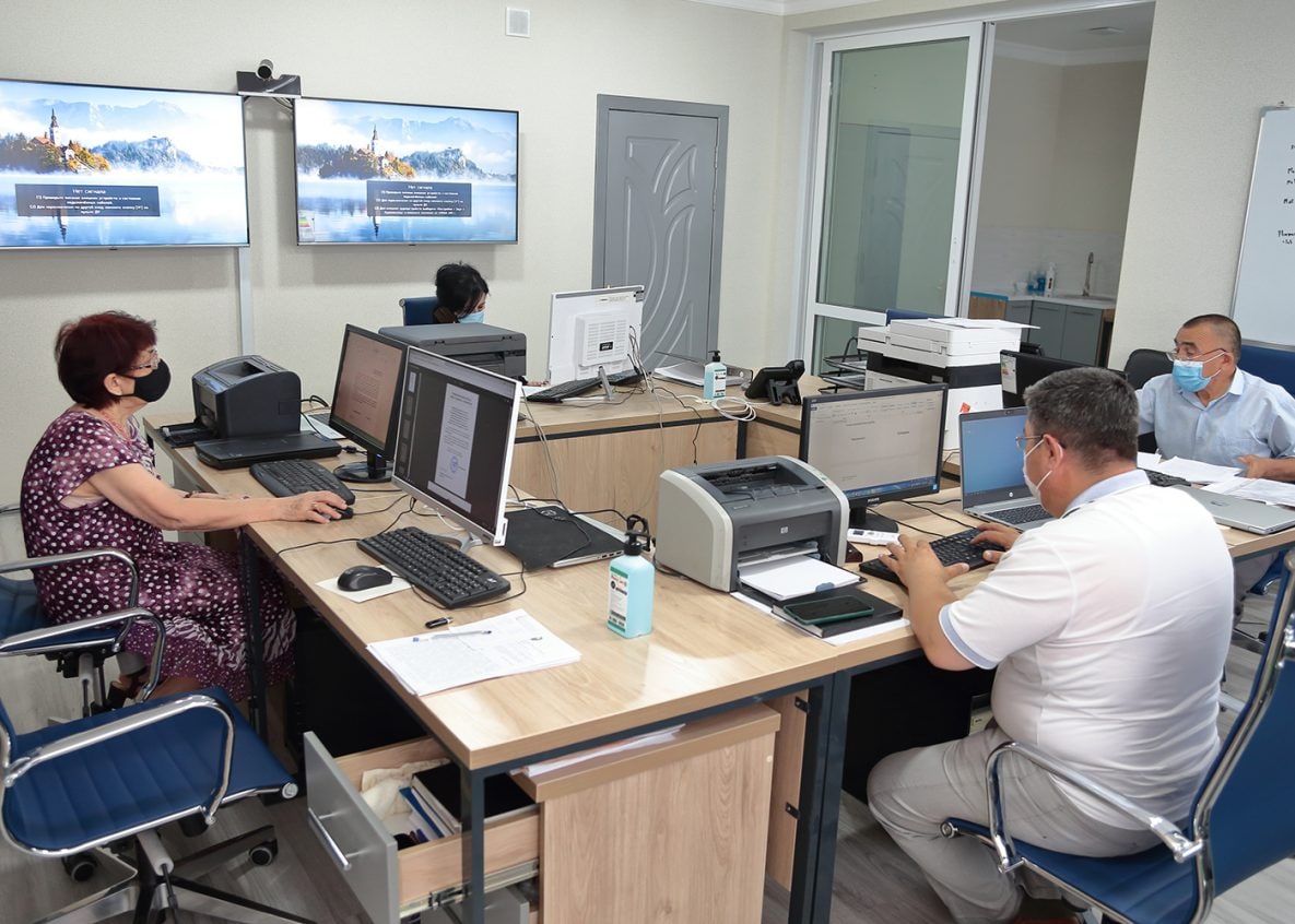 Public health specialists work on Uzbekistan’s COVID-19 response in the new Public Health Emergency Operation Center