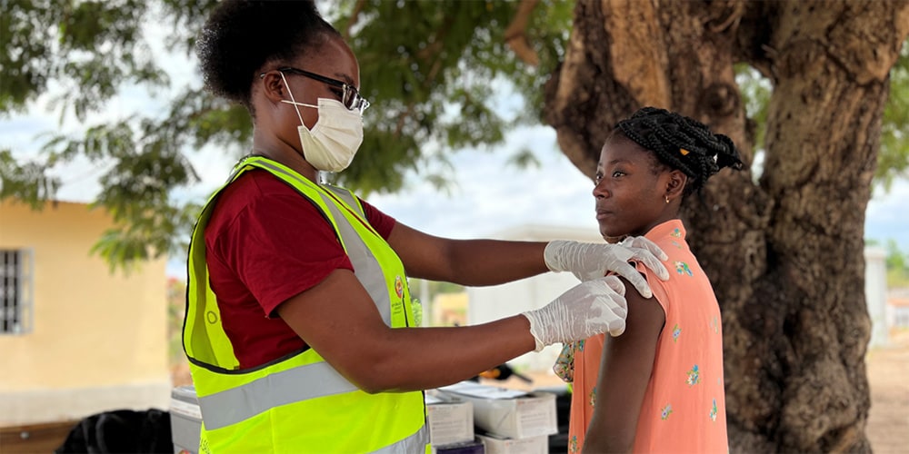 A health worker at a U.S.CDC-supported vaccine site in Mozambique’s Zambézia Province