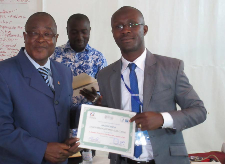 Felix Boa Yapo, Director General of the Ministry of Health, awarding a well-deserved certificate of completion of the FETP–STEP course to Dr. Nguessan Kouakou Jean-Claude, public health physician, from the district of Touba,Yamoussoukro, February 11, 2015.