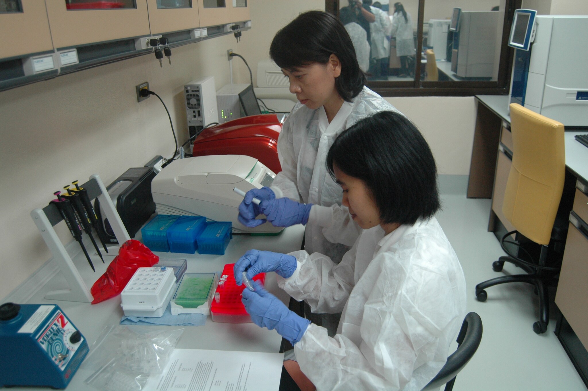 Laboratory workers from Thailand’s National Institute of Health and Chulalongkorn University learn to identify Zika and Chikungunya viruses.