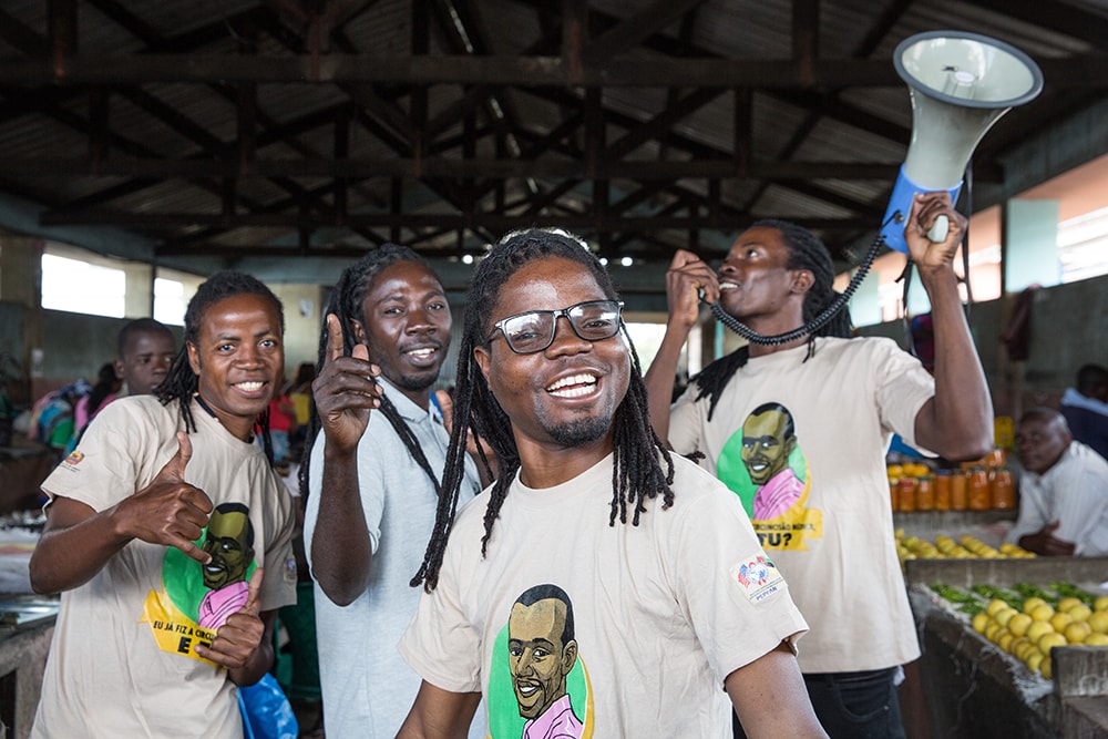 A group of local artists creates demand for Voluntary Medical Male Circumcision (VMMC) services in Quelimane’s Central Market, in Mozambique.