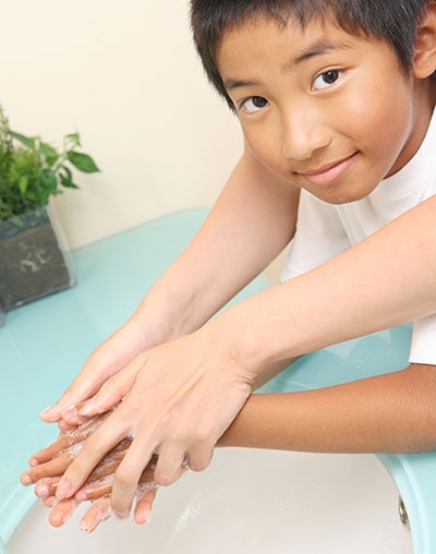 Niño lavándose las manos