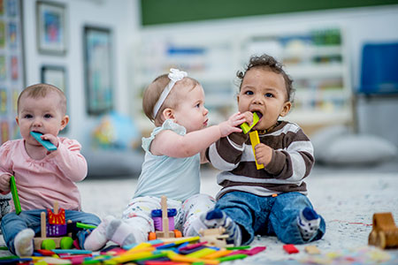 Tres bebés jugando con bloques