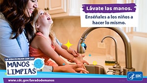 Imagen de una madre que ayuda a su hija a lavarse las manos y un recordatorio para enseñarles a los niños hábitos de lavado de manos.