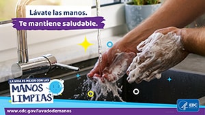 un hombre que se lava las manos en una cocina y un recordatorio para que el lavado de manos sea un hábito saludable.