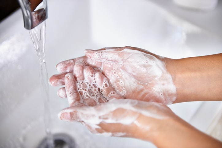 lavarse las manos debajo del grifo