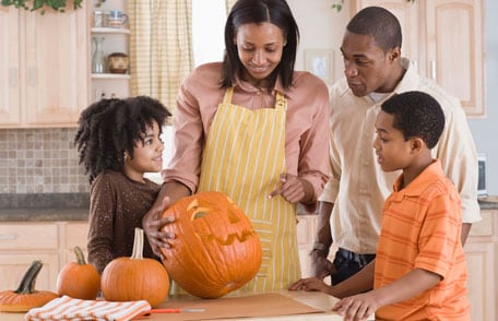 Una familia alrededor de calabazas de Halloween