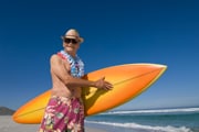 Hombre de edad avanzada con una tabla de surf