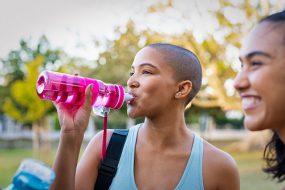 امرأة رياضية تشرب الماء بعد التمرين