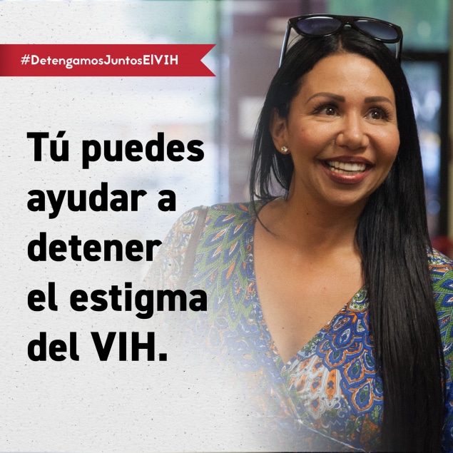 Una mujer sonriendo. El texto dice: Tú puedes ayudar a detener el estigma del VIH.