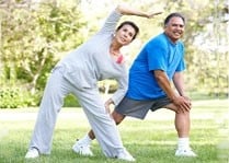 Hombre y mujer haciendo actividad física al aire libre.