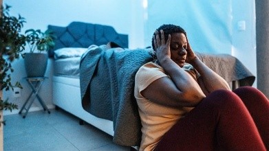 Mujer sentada en el piso.